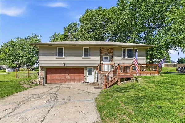 $280,000 | 326 Gregory Drive, Gower, MO 64454