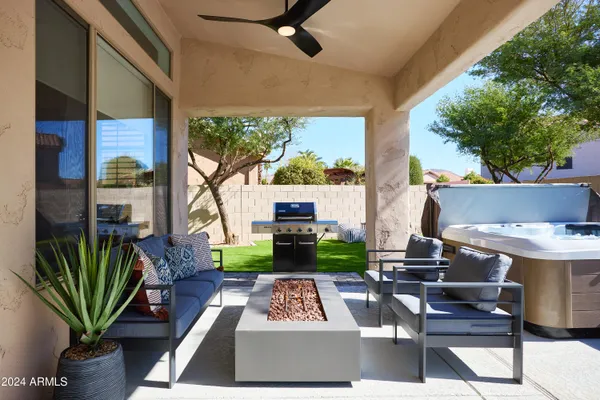 a view of entryway with workspace