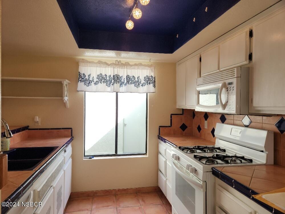 1217 Primrose Court Lompoc, CA 93436 - Photo 6 of 15 Kitchen