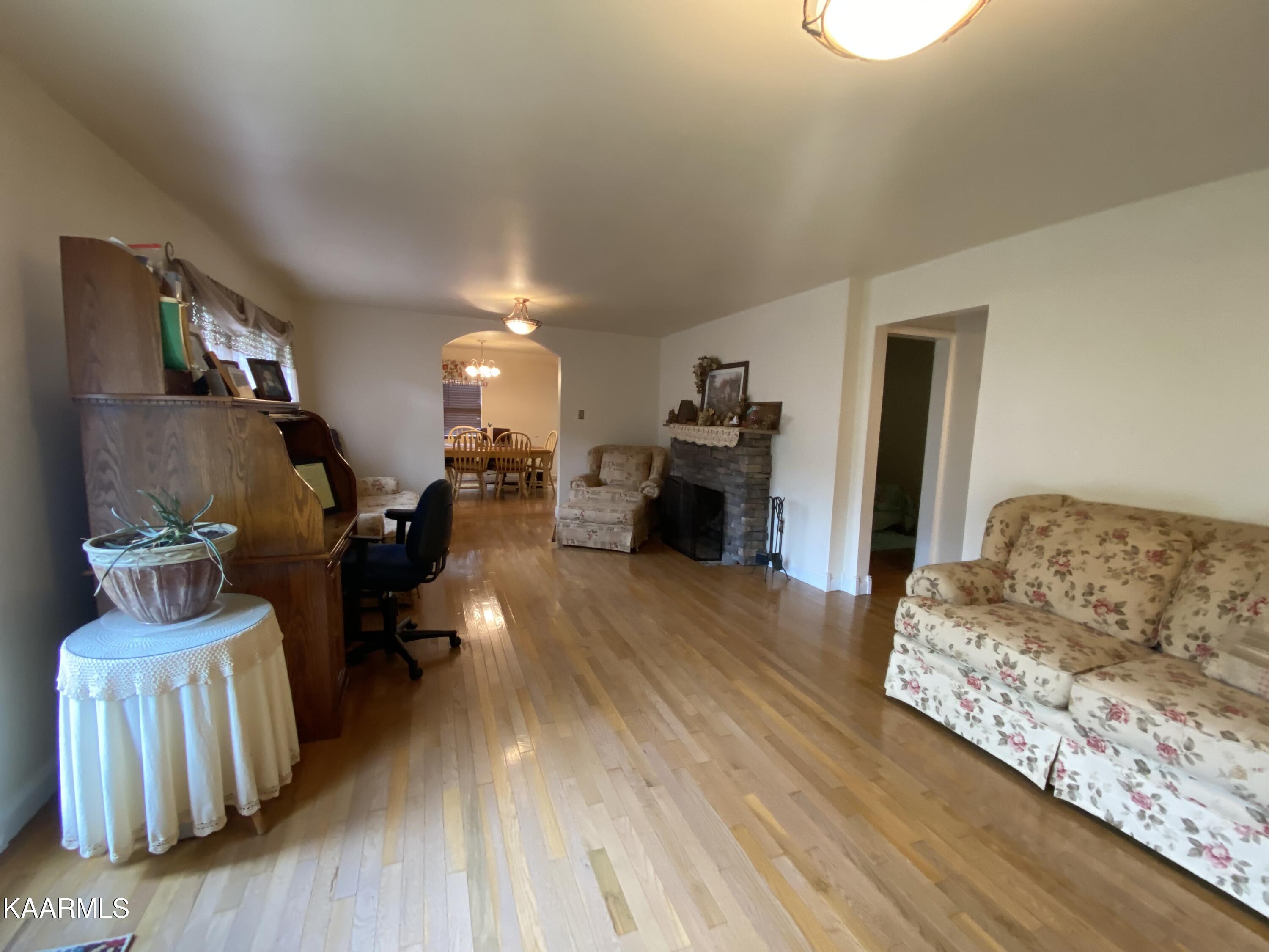 1625 Machine Branch Road Ewing, VA 24248 - Photo 13 of 60 living room