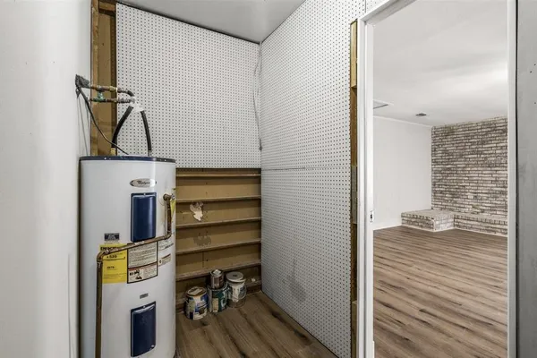 a view of walk in closet