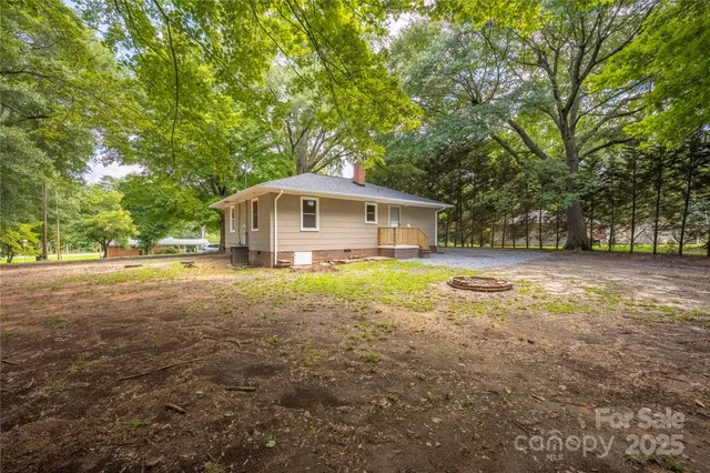 a house with swimming pool in front of it