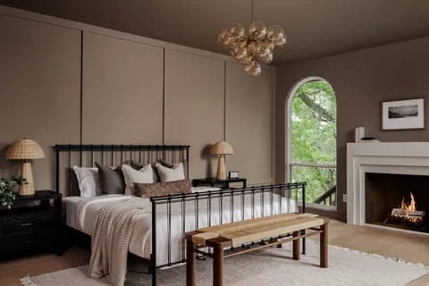 a view of a livingroom with furniture