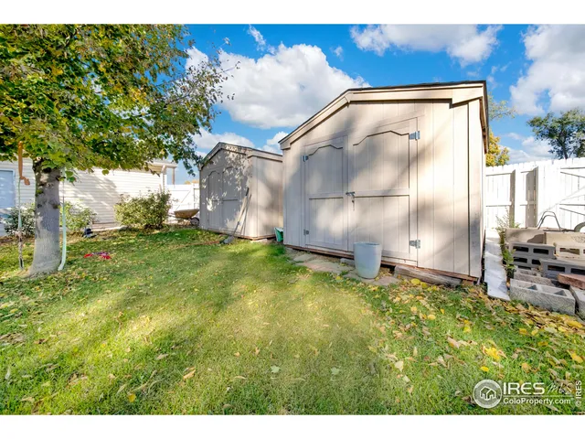 a view of back yard of the house