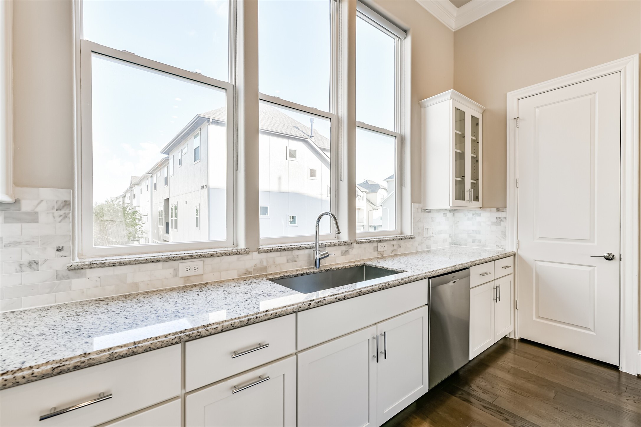 9507 London Bridge Station Houston, TX 77045 - Photo 14 of 32 a kitchen with granite countertop a sink and a window
