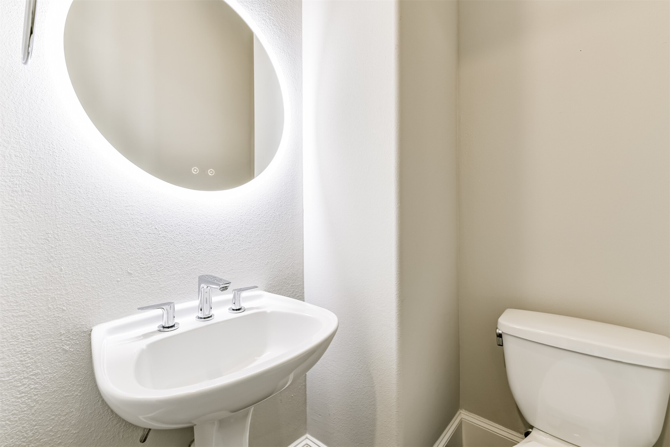 9507 London Bridge Station Houston, TX 77045 - Photo 18 of 32 a bathroom with a sink a mirror and a toilet