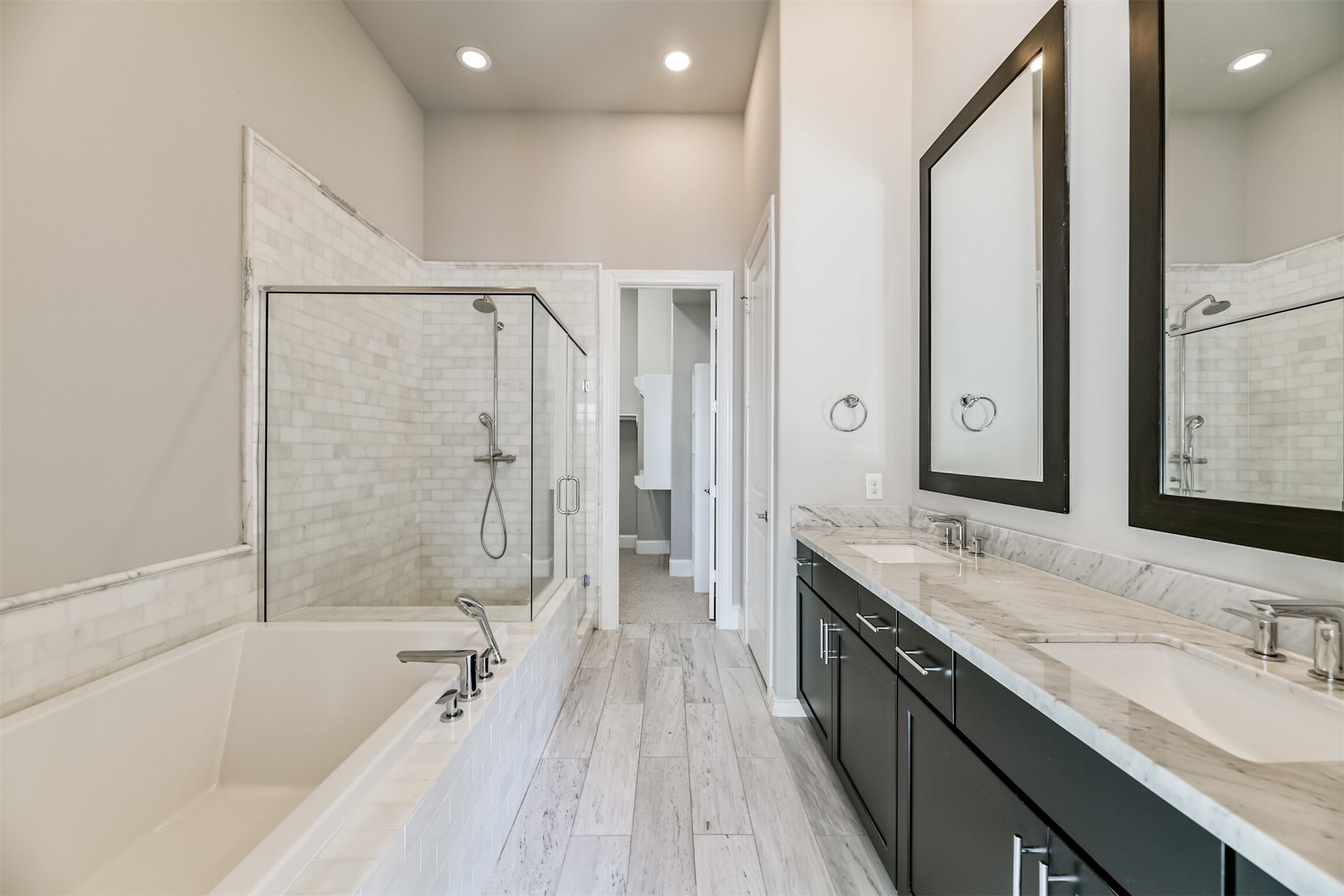 9507 London Bridge Station Houston, TX 77045 - Photo 22 of 32 a spacious bathroom with a granite countertop sink mirror and a bath tub