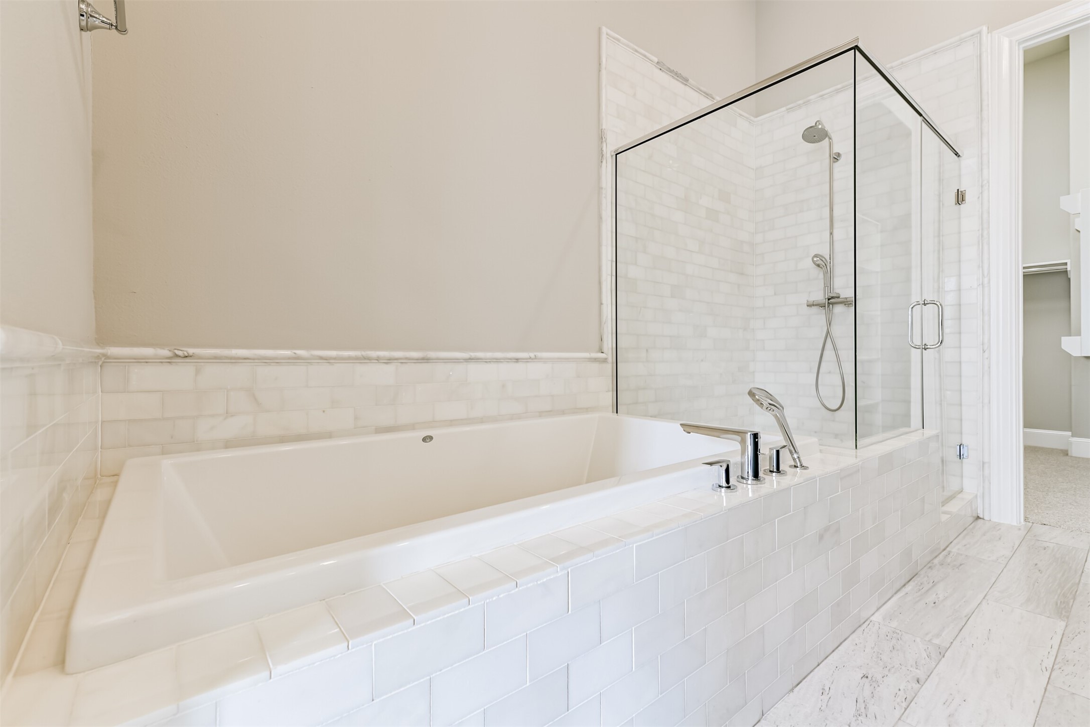 9507 London Bridge Station Houston, TX 77045 - Photo 23 of 32 a bathroom with a bathtub and a shower