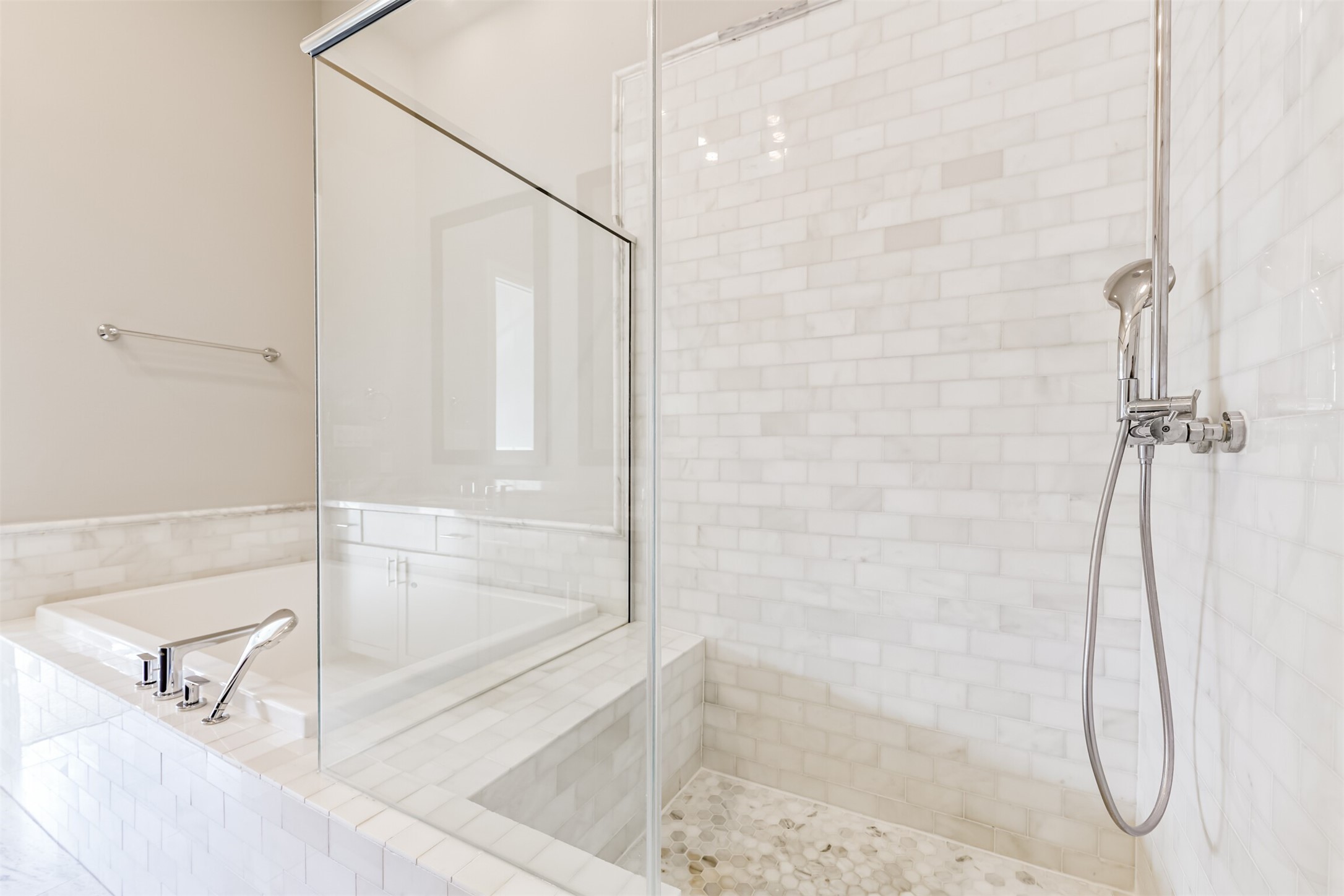 9507 London Bridge Station Houston, TX 77045 - Photo 24 of 32 a bathroom with a bath tub