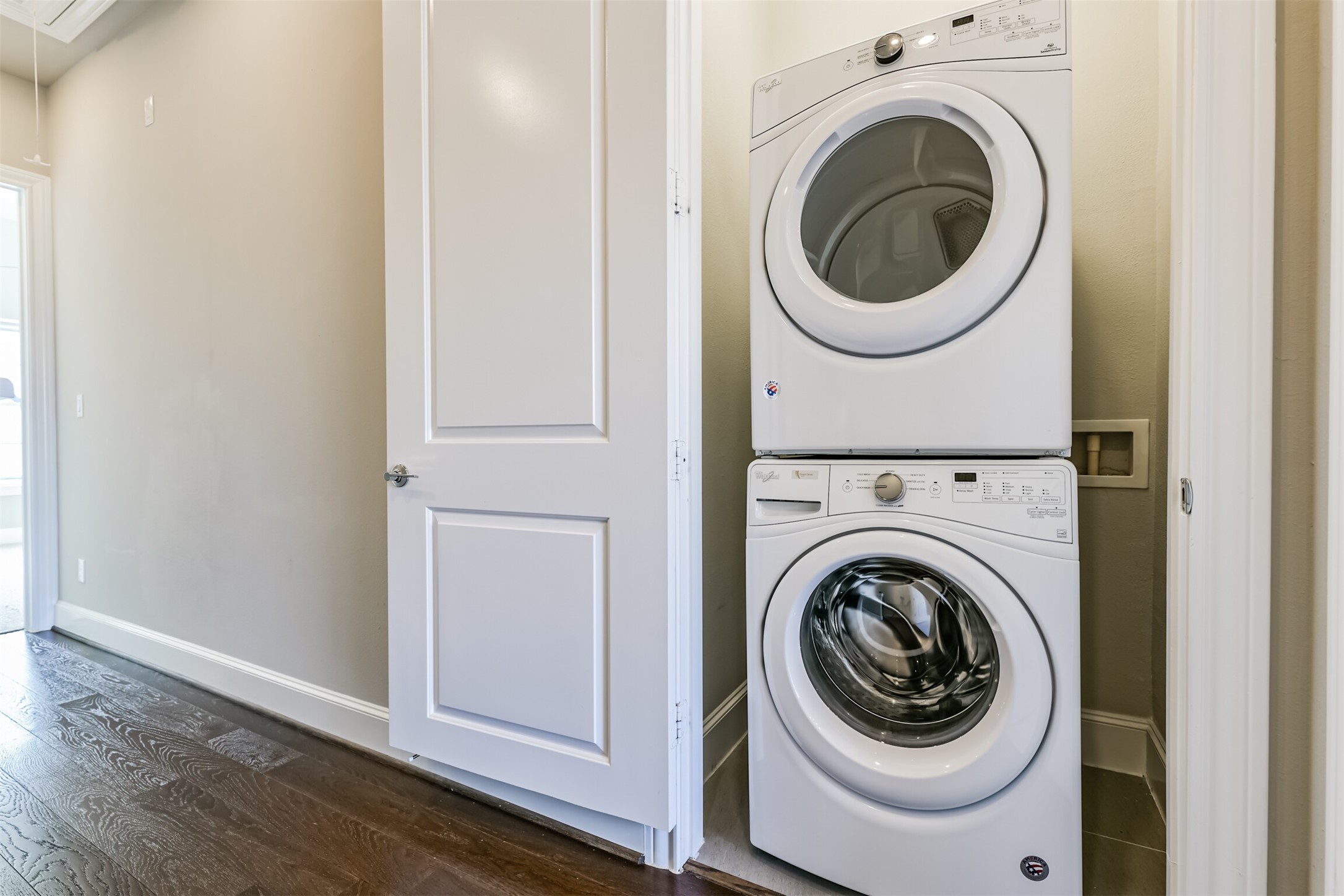 9507 London Bridge Station Houston, TX 77045 - Photo 26 of 32 a utility room with dryer and washer