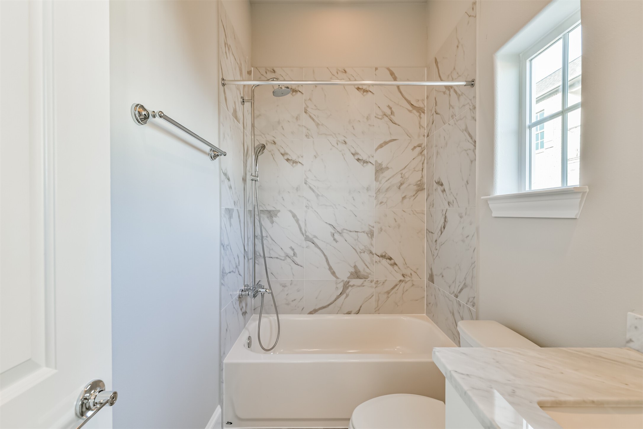 9507 London Bridge Station Houston, TX 77045 - Photo 29 of 32 a bathroom with a bathtub and shower