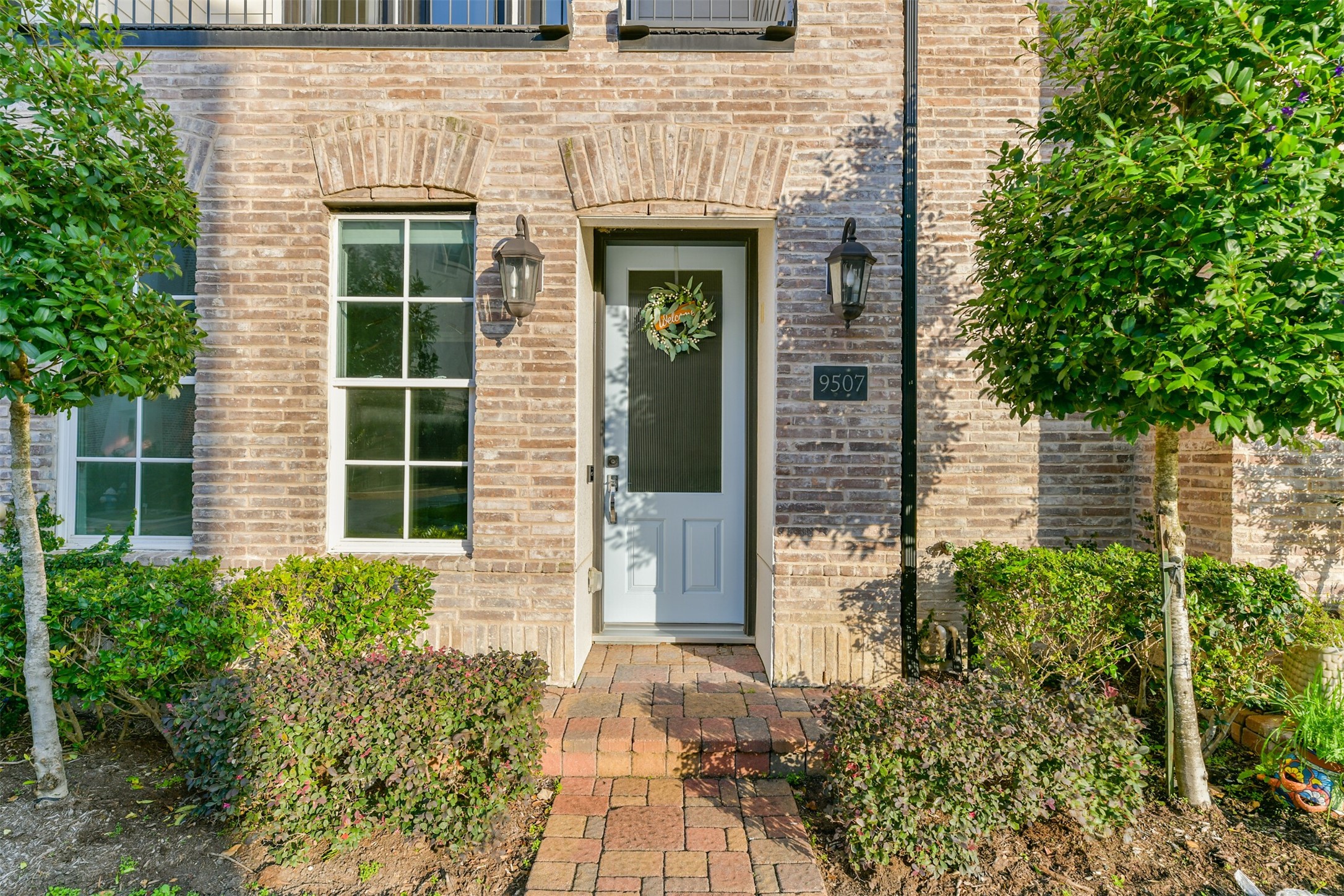 9507 London Bridge Station Houston, TX 77045 - Photo 5 of 32 a front view of a house with a garden