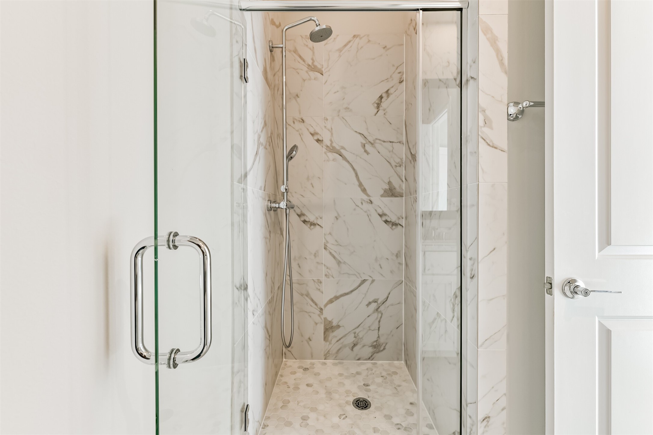 9507 London Bridge Station Houston, TX 77045 - Photo 10 of 32 a bathroom with a glass shower door