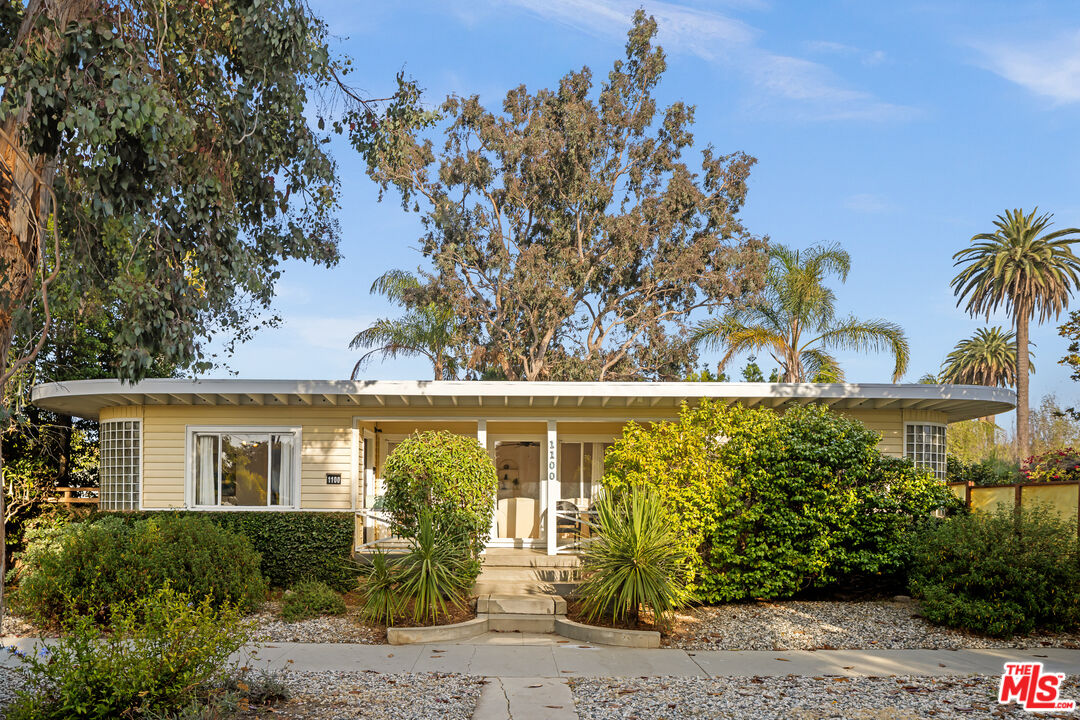 1100 Victoria Avenue Venice, CA 90291 - Photo 29 of 30 front view of a house with a garden