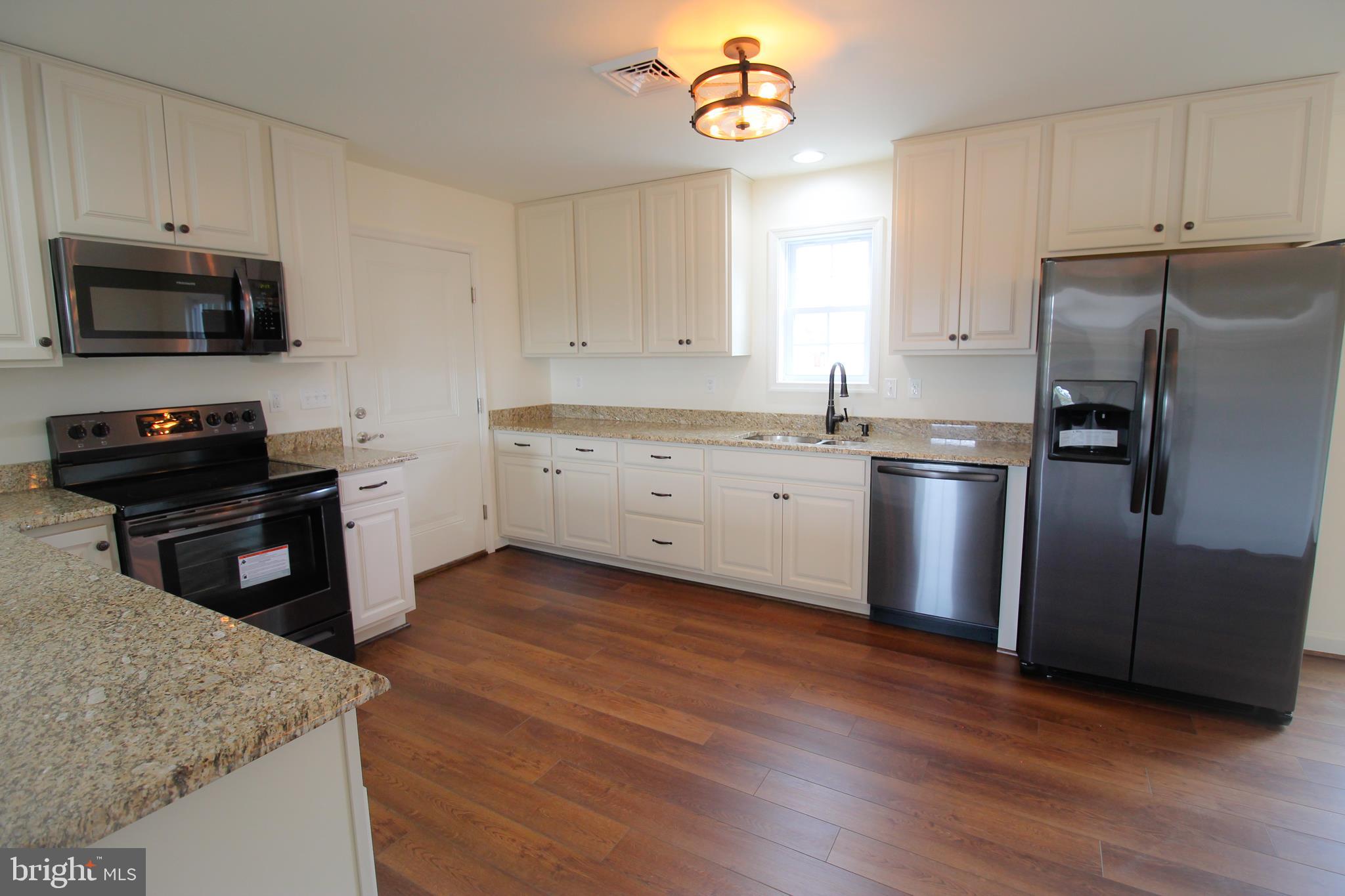 128 Sutton Road Abbottstown, PA 17301 - Photo 8 of 35 Granite, Silk Maple Cabinetry (42" upper cabinets)