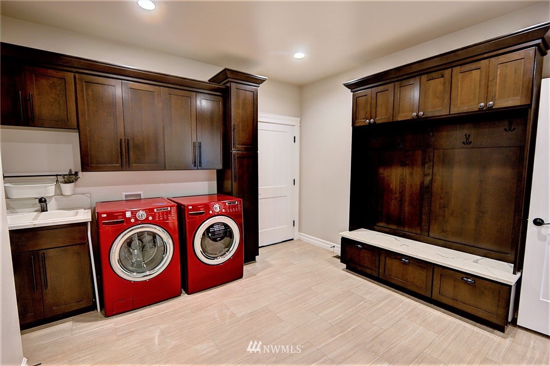 6737 Rd D.8 Northeast Moses Lake, WA 98837 - Photo 13 of 24 a hallway with washer and dryer