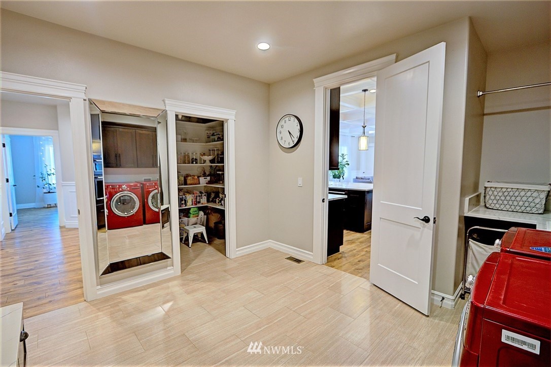 6737 Rd D.8 Northeast Moses Lake, WA 98837 - Photo 14 of 24 a view of an entryway of a room