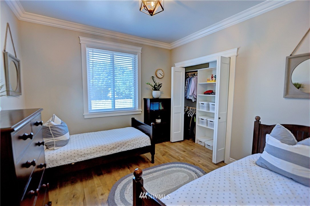 6737 Rd D.8 Northeast Moses Lake, WA 98837 - Photo 20 of 24 a bedroom with a bed and wooden floor