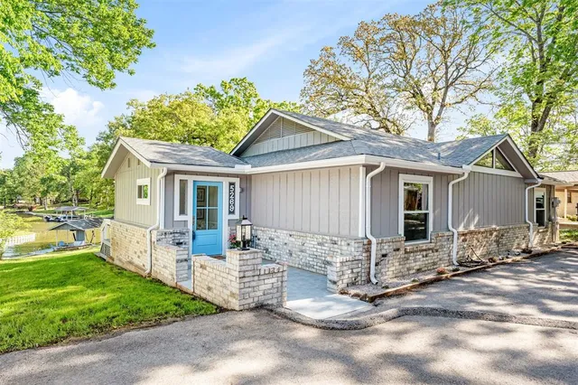 a view of a house with backyard