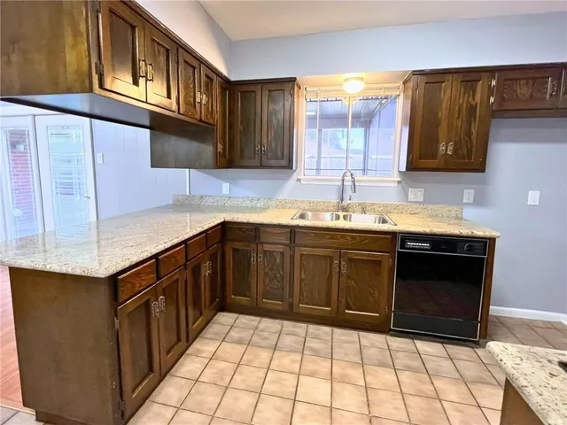 $1,950 | 1945 Green Oaks Drive, Gretna, LA 70056