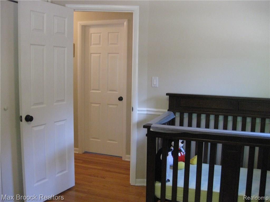 31533 Marblehead Road Farmington, MI 48336 - Photo 18 of 38 Hardwood Floors/6 Panel Doors