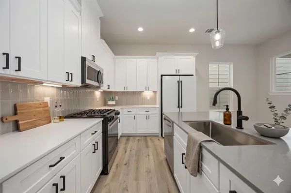 $2,400 | 6110 De Campo Street, Houston, TX 77091