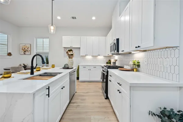 $2,400 | 6110 De Campo Street, Houston, TX 77091