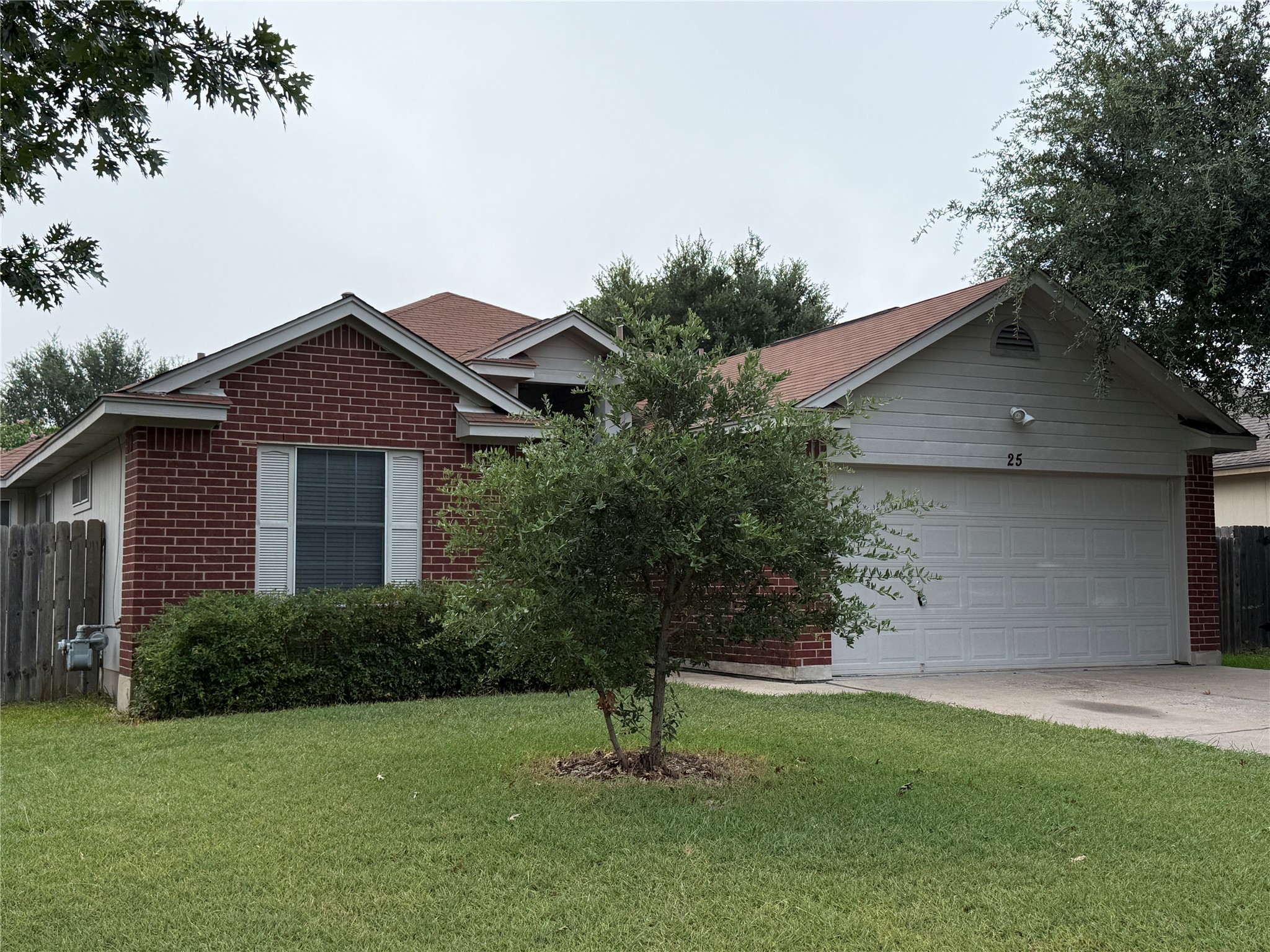 25 Azalea Drive Georgetown, TX 78626 - Photo 3 of 29 Well maintained, tidy house offers big features.