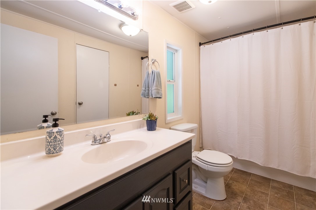 282 Woodard Road, Unit 79 Napavine, WA 98532 - Photo 26 of 29 a bathroom with a sink and a mirror