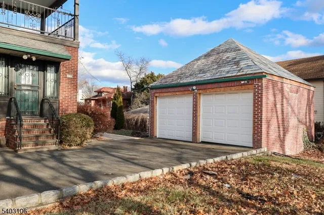 a view of a house with backyard