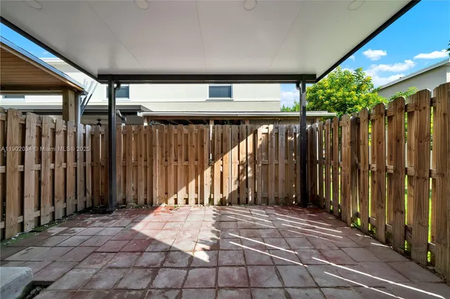 a view of entryway with a backyard