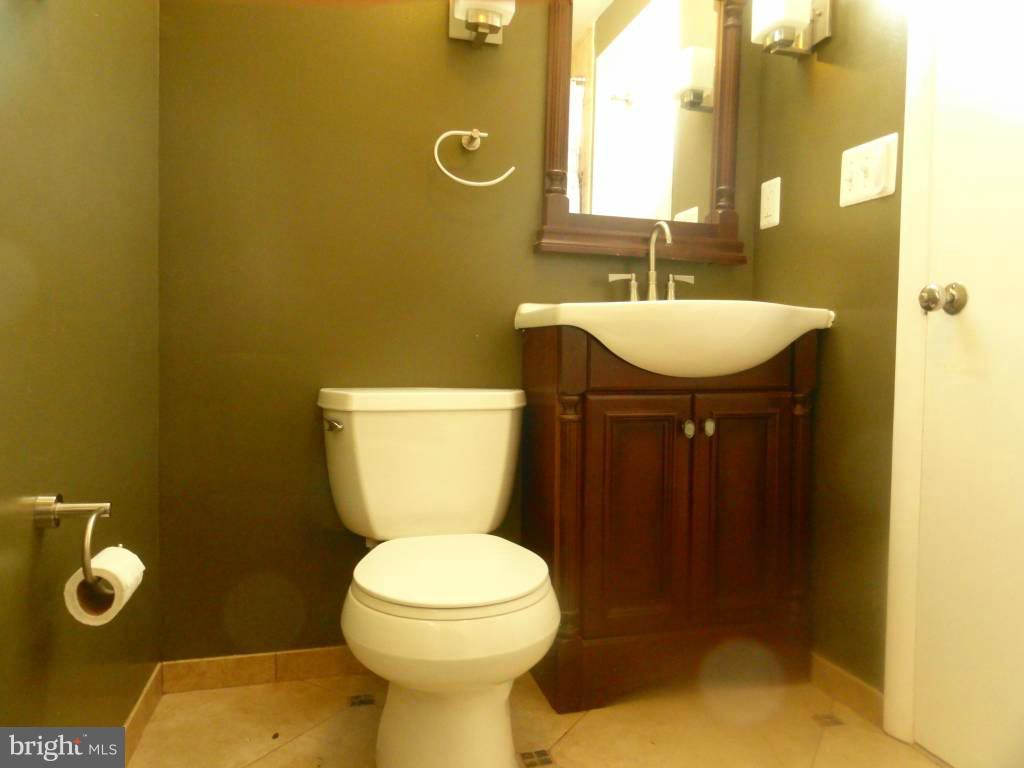 2705 Geartner Road Baltimore, MD 21209 - Photo 13 of 16 Bath
