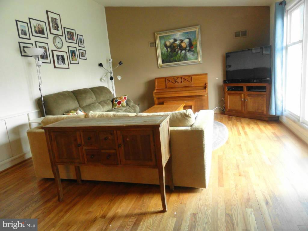 2705 Geartner Road Baltimore, MD 21209 - Photo 3 of 16 Living Room