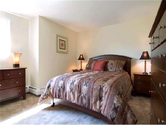 127-101 English Village Road, Unit 101 Manchester, NH 03102 - Photo 1 of 5 Gallery Image 1