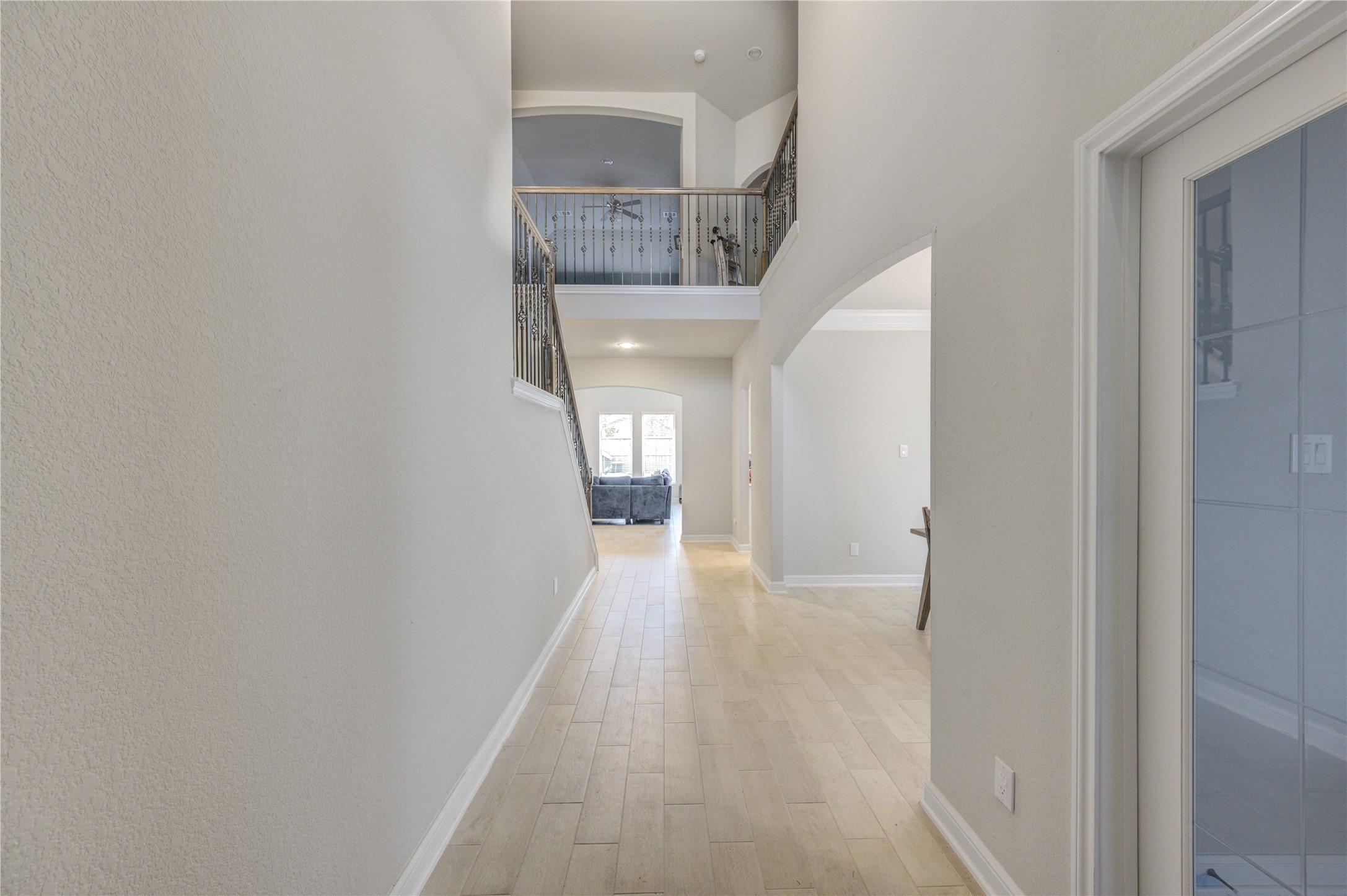 2910 Knotty Frst Drive Spring, TX 77373 - Photo 2 of 20 a view of a hallway with a white walls