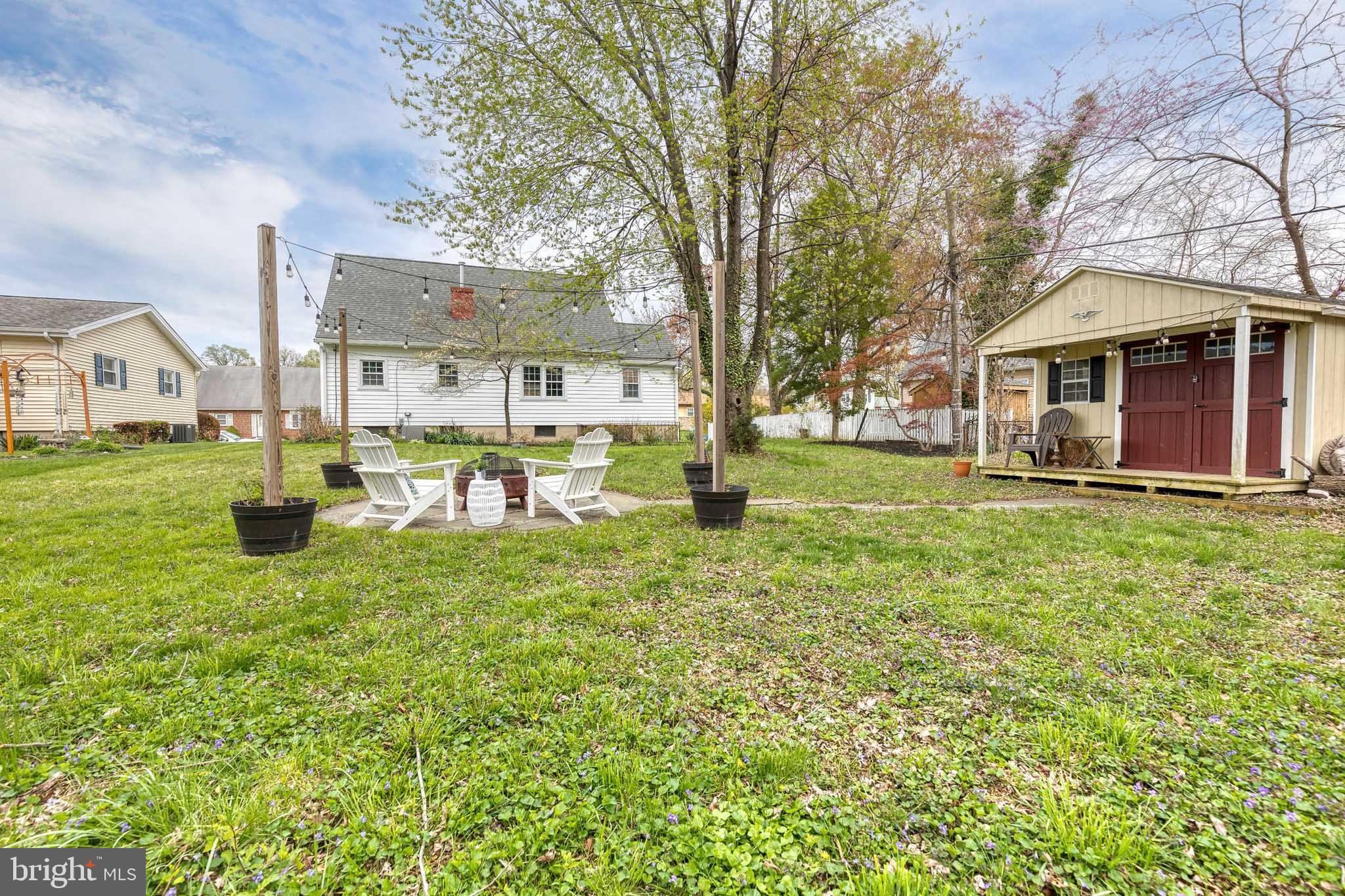 1302 Black Friars Road Baltimore, MD 21228 - Photo 31 of 38 a backyard of a house with table and chairs