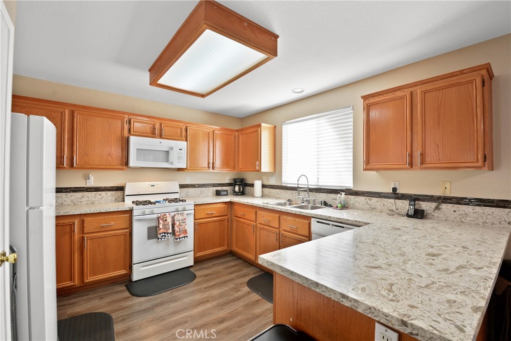 17049 La Vesu Road Fontana, CA 92337 - Photo 8 of 24