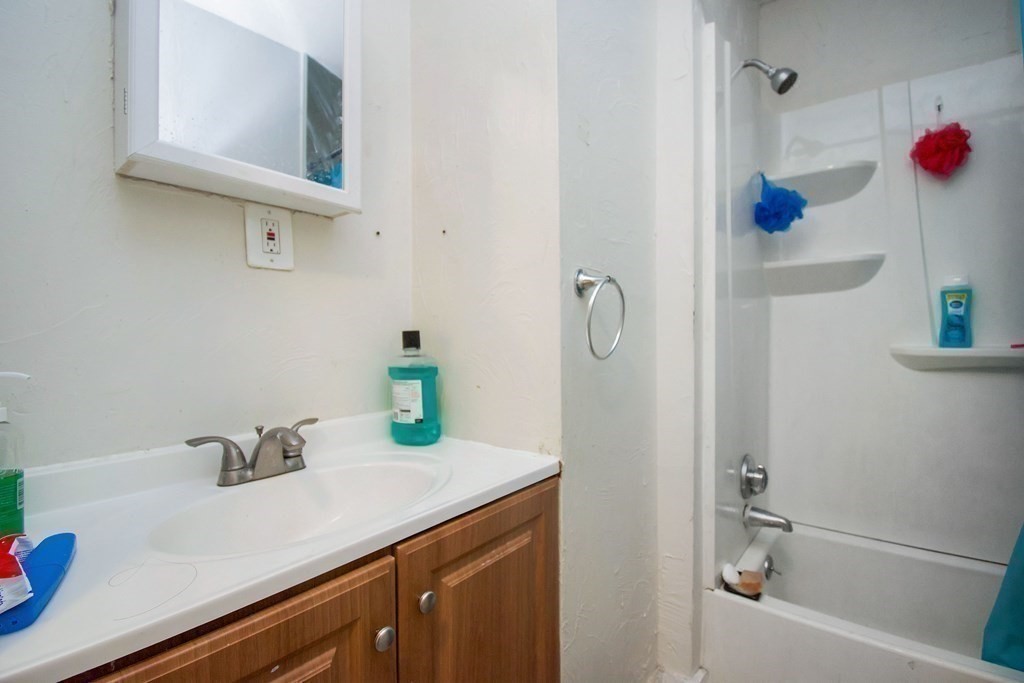 37 Benefit Street Worcester, MA 01610 - Photo 17 of 40