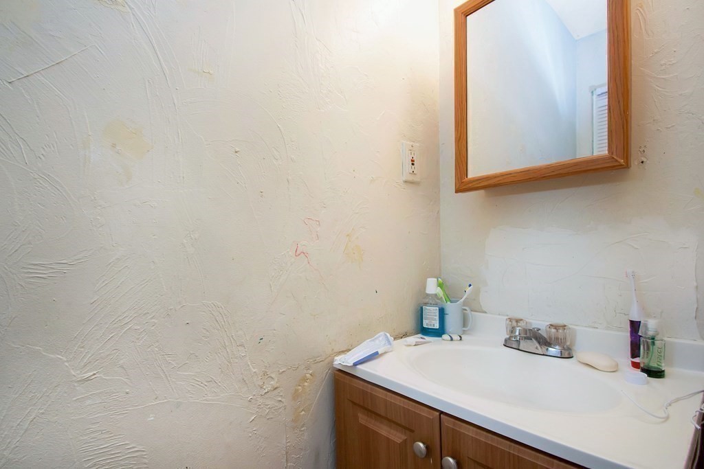 37 Benefit Street Worcester, MA 01610 - Photo 31 of 40