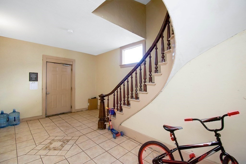 37 Benefit Street Worcester, MA 01610 - Photo 6 of 40