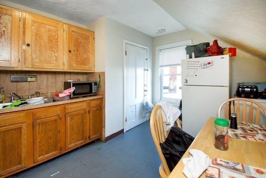 37 Benefit Street Worcester, MA 01610 - Photo 8 of 40