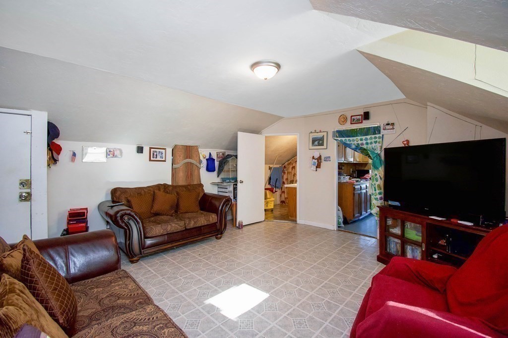 37 Benefit Street Worcester, MA 01610 - Photo 9 of 40