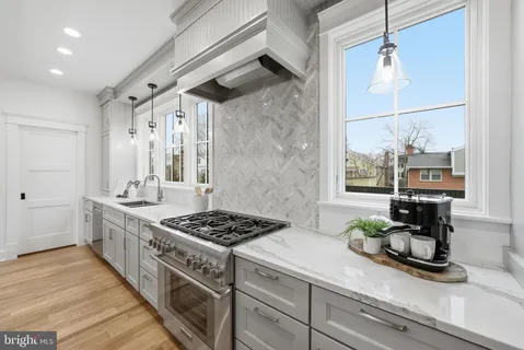 $2,399,000 | 605 Hilltop Terrace, Alexandria, VA 22301