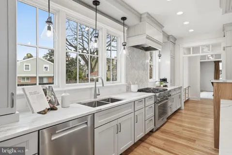 $2,399,000 | 605 Hilltop Terrace, Alexandria, VA 22301