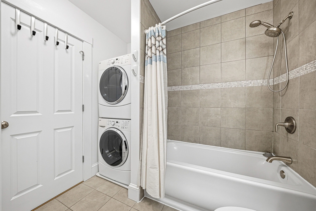 190 Prospect Street, Unit 8 Cambridge, MA 02139 - Photo 23 of 32 a bathroom with a bathtub and a shower