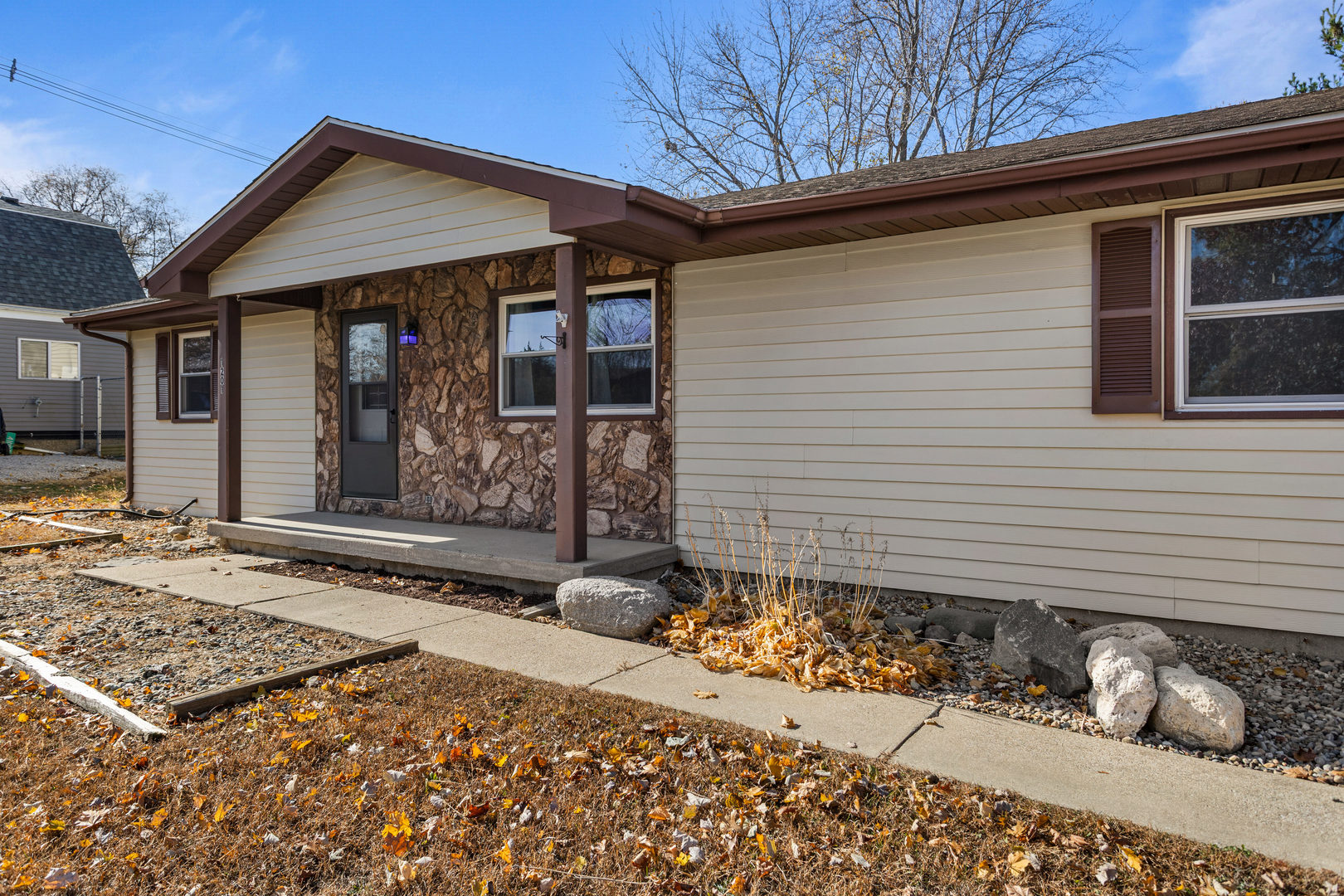 1201 Robin Road Mahomet, IL 61853 - Photo 4 of 33 a front view of a house
