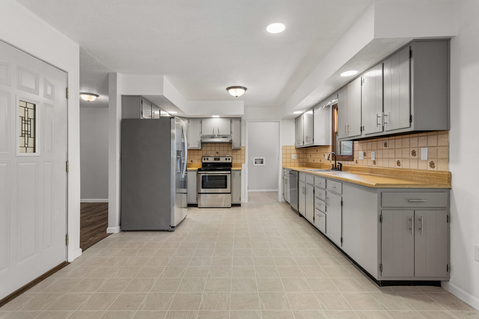 1201 Robin Road Mahomet, IL 61853 - Photo 10 of 33 a kitchen with stainless steel appliances granite countertop a refrigerator and a sink