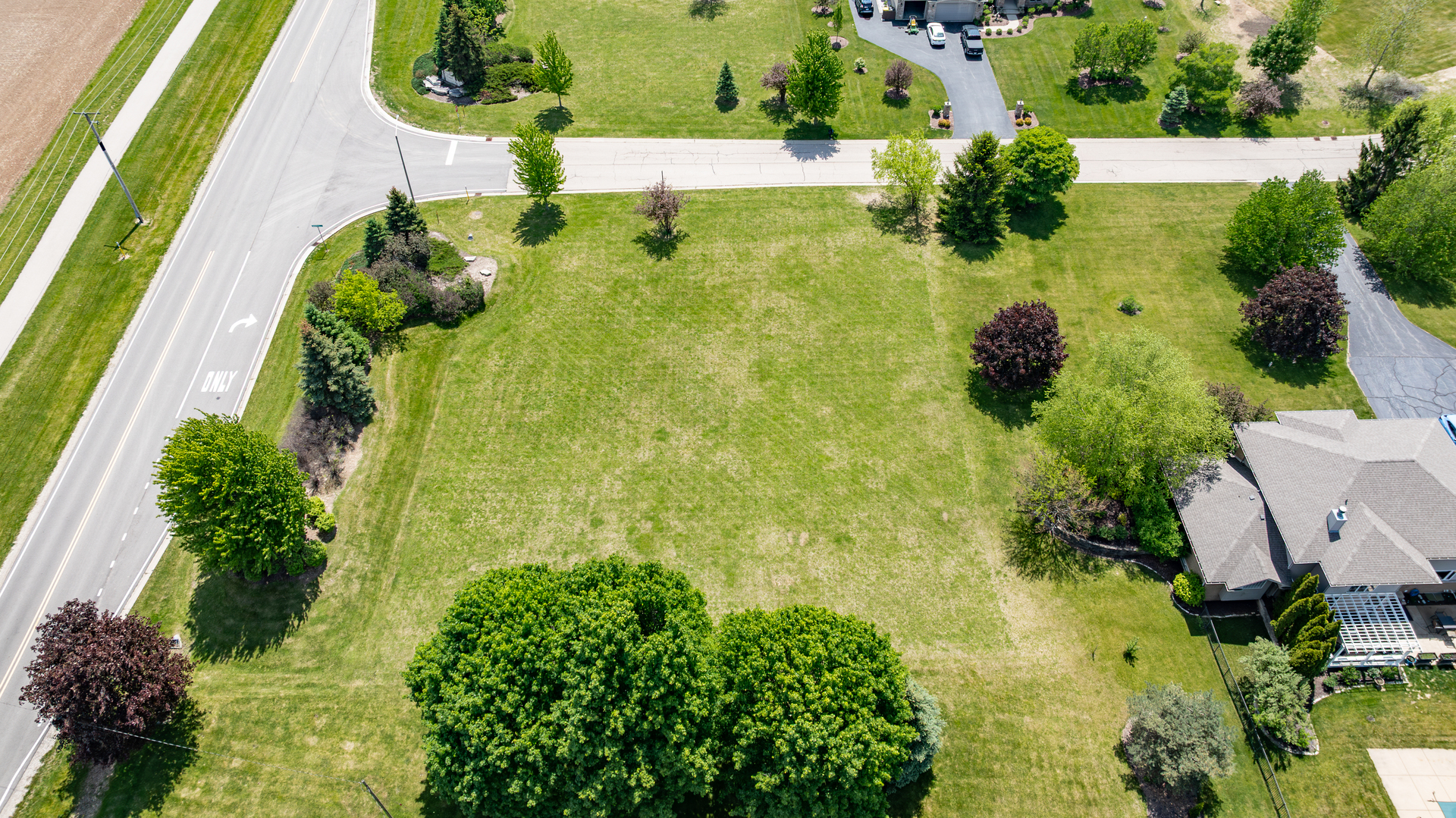2600 Sanctuary Lane Spring Grove, IL 60081 - Photo 7 of 11 an aerial view of a residential houses with yard