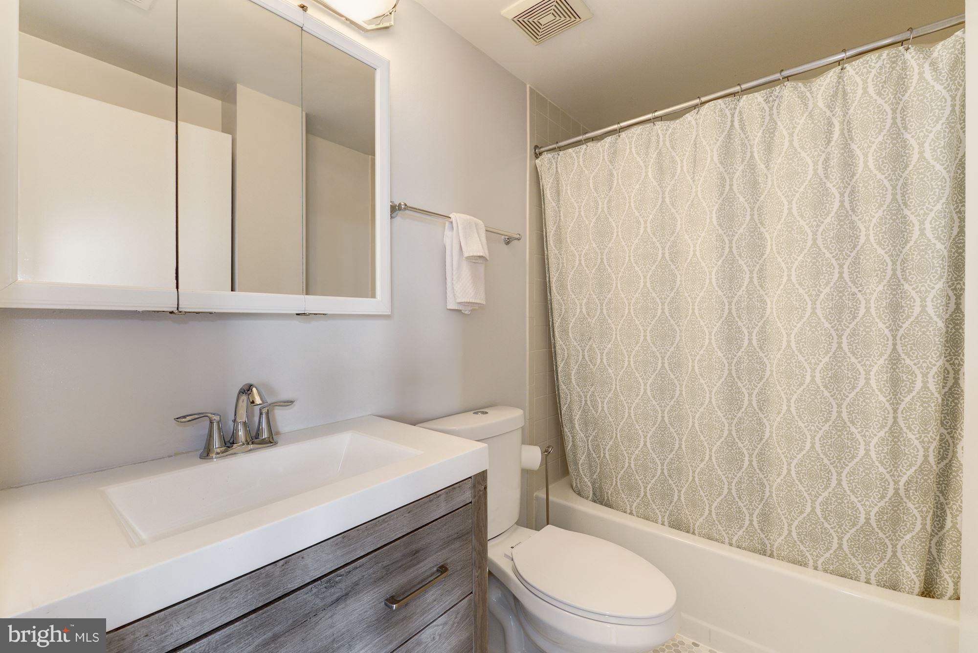 1763 Columbia Road Northwest, Unit 508 Washington, DC 20009 - Photo 12 of 19 Bathroom
