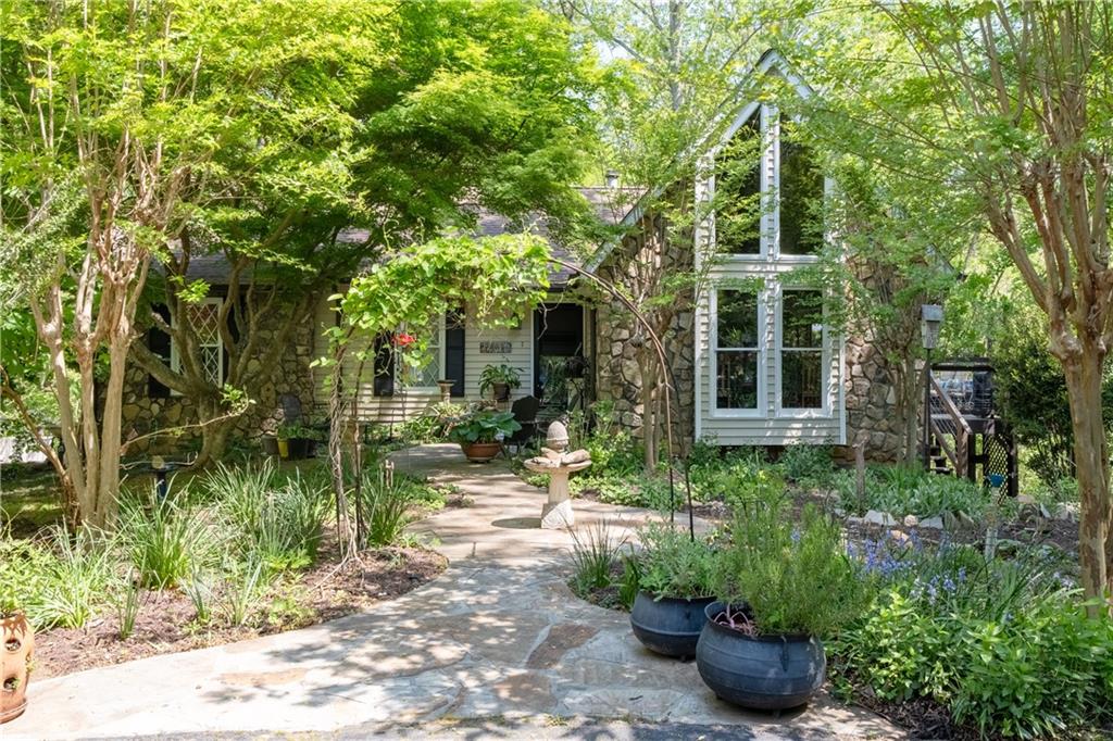 a view of a house with backyard and garden